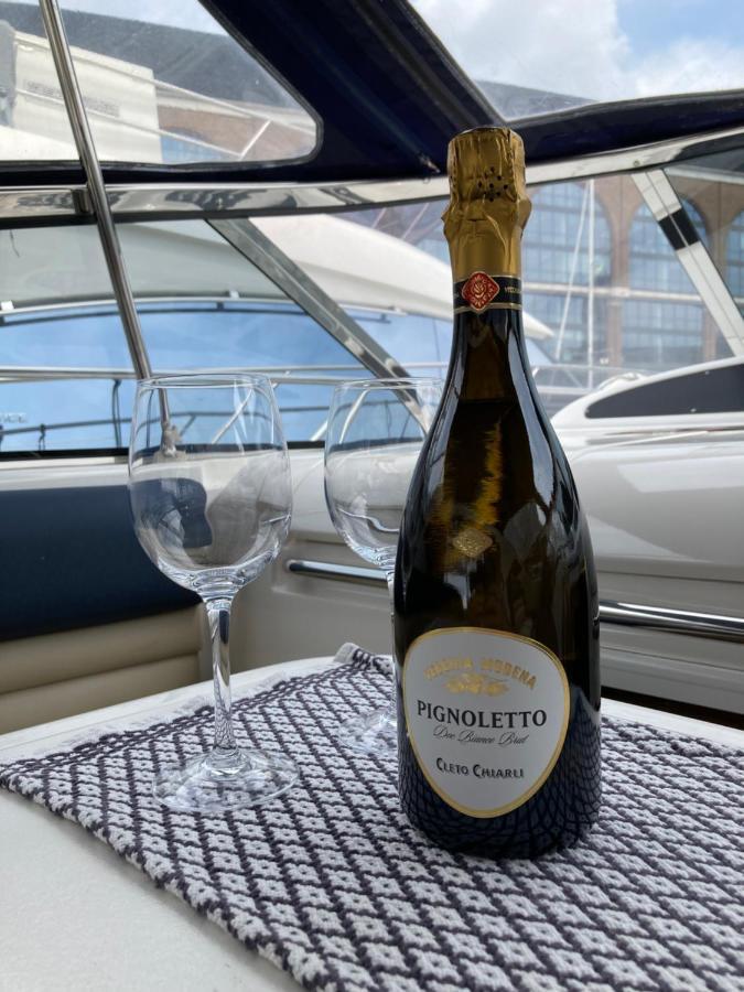 Entire Boat At St Katherine Docks 2 Available Select Using Room Options London Exterior photo